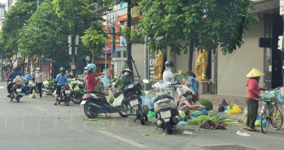 Chợ cóc hoạt động trong thời gian Hà Nội thực hiện giãn cách xã hội