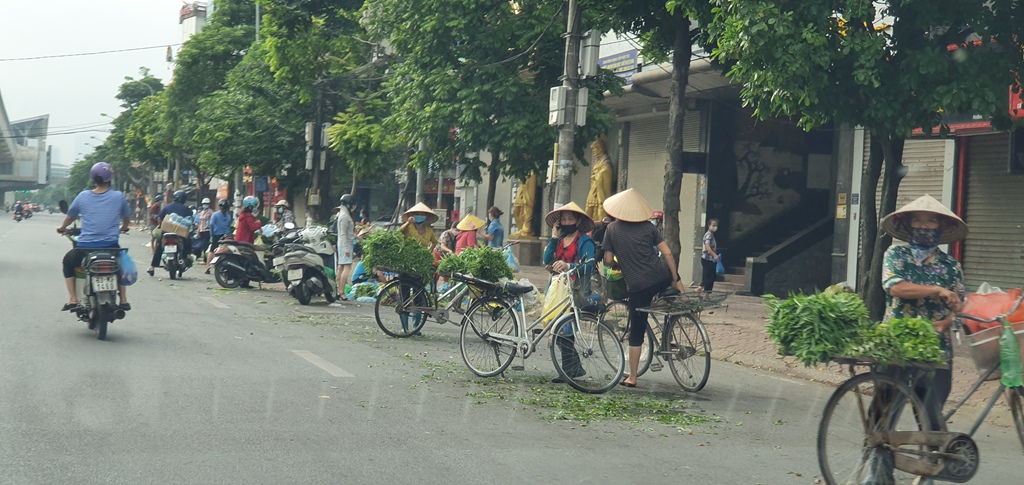 Chợ cóc hoạt động trong thời gian Hà Nội thực hiện giãn cách xã hội