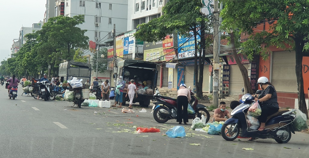 Chợ cóc hoạt động trong thời gian Hà Nội thực hiện giãn cách xã hội