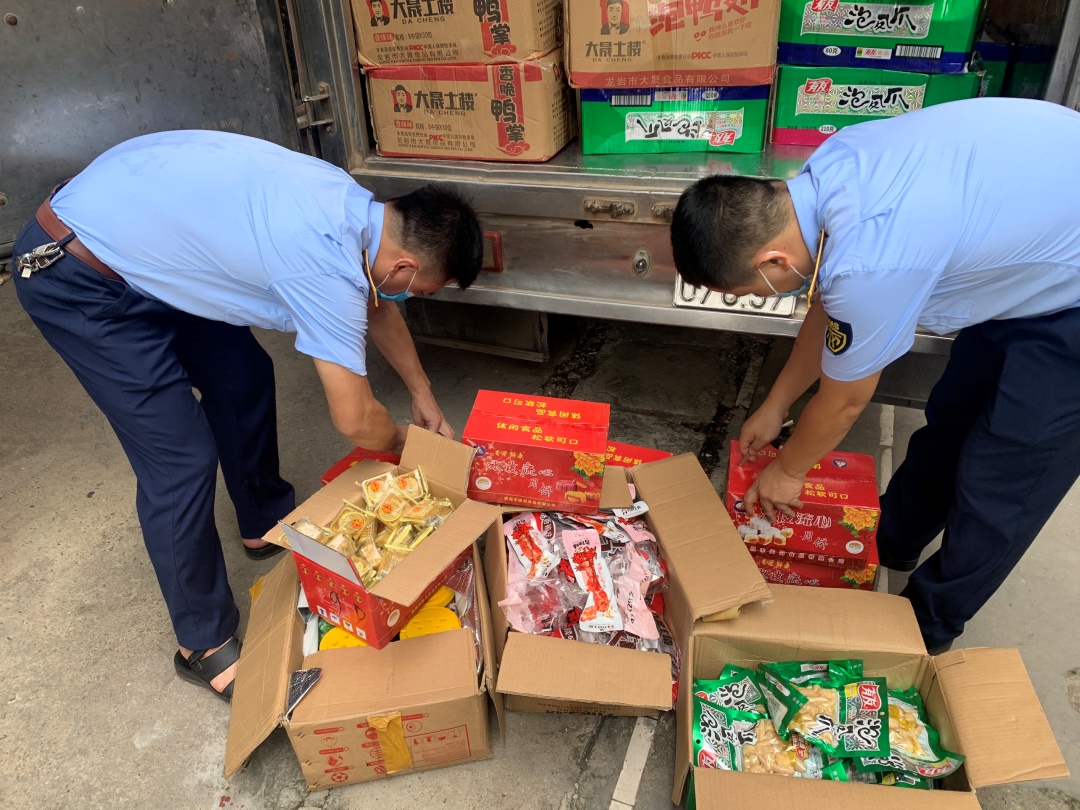 Cận Tết Trung thu xuất hiện nhiều mặt hàng bánh kẹo đồ chơi trẻ em nhập lậu vào Việt Nam