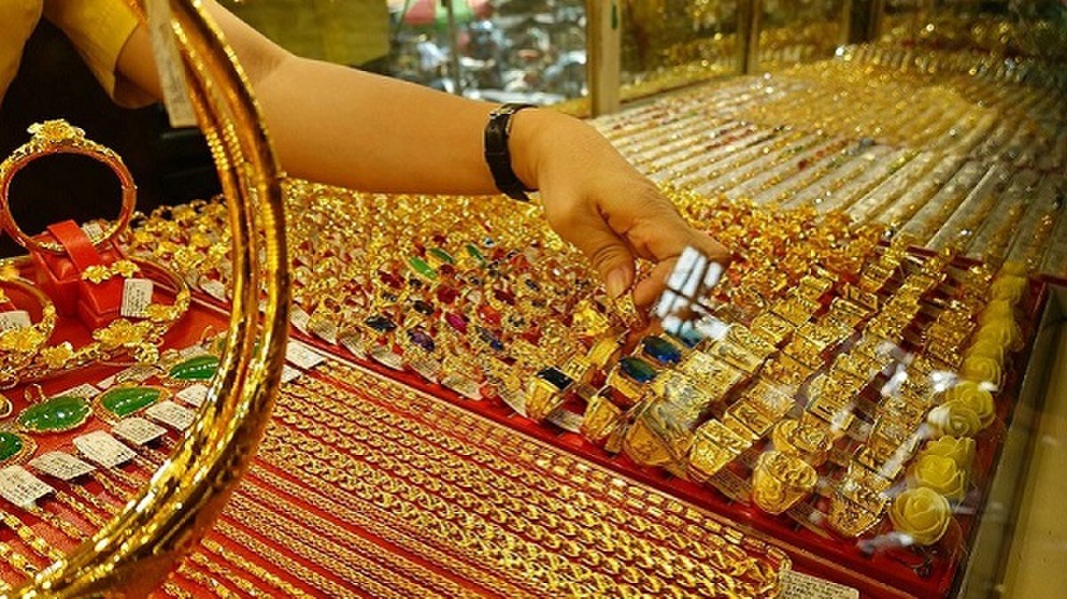 Giá vàng hôm nay 169 Vàng một lần nữa rời mốc 1800 USDounce
