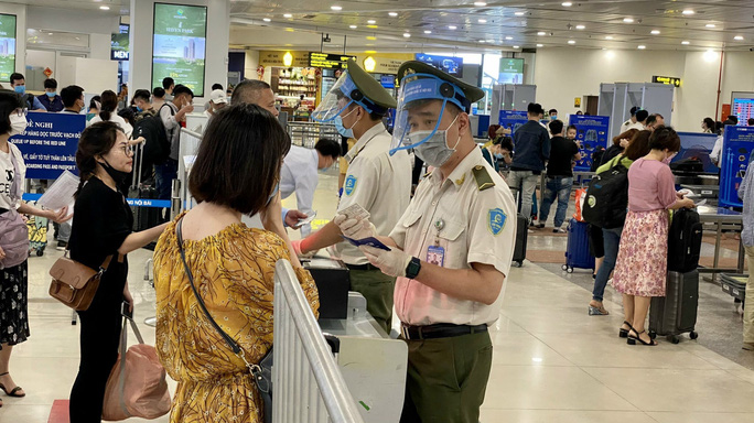 Những đồ dùng vật dụng nào bị hạn chế mang lên máy bay