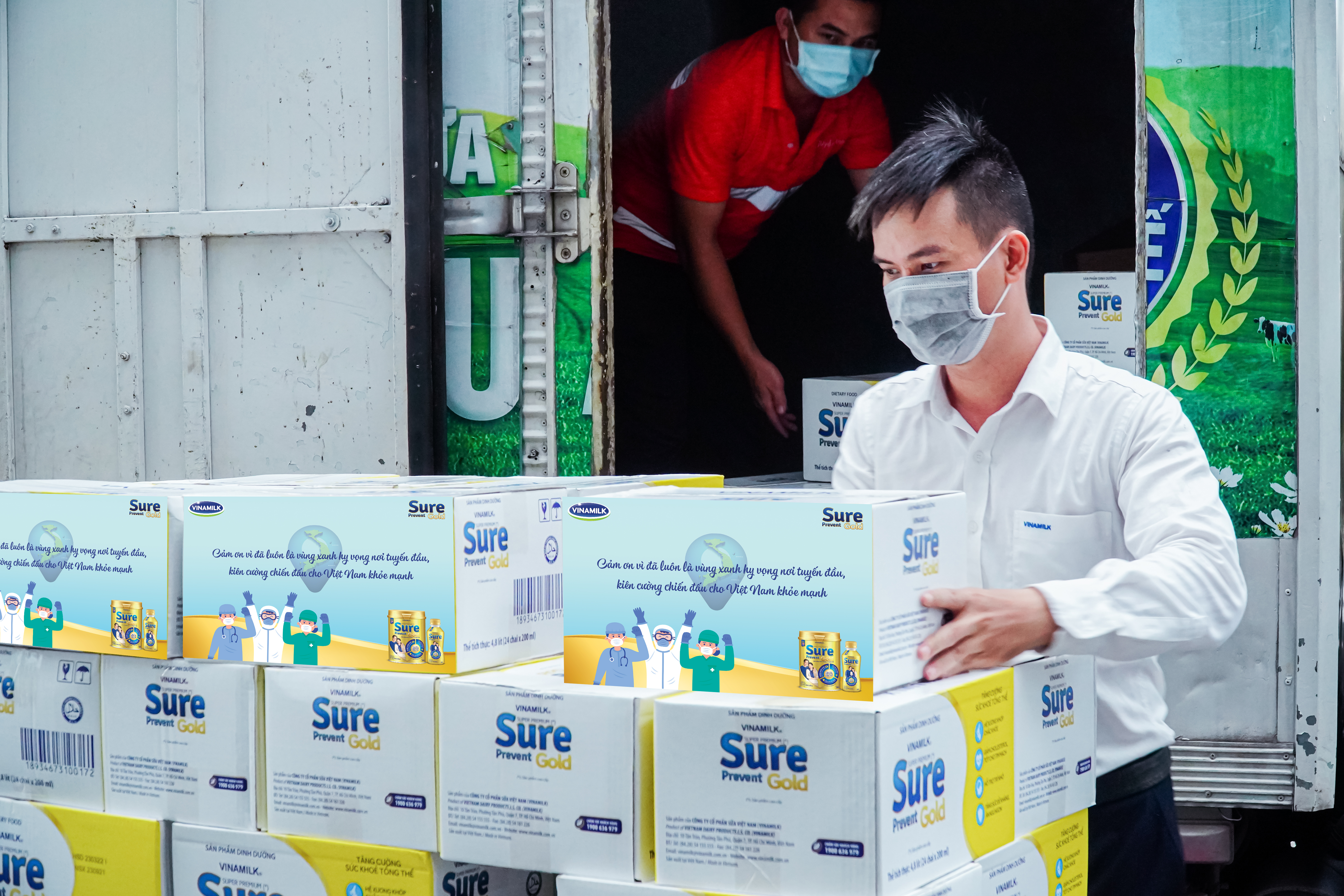 Vinamilk Sure Prevent Gold tri ân những chiến sĩ áo trắng đã luôn là vùng xanh hy vọng của người dân Việt Nam