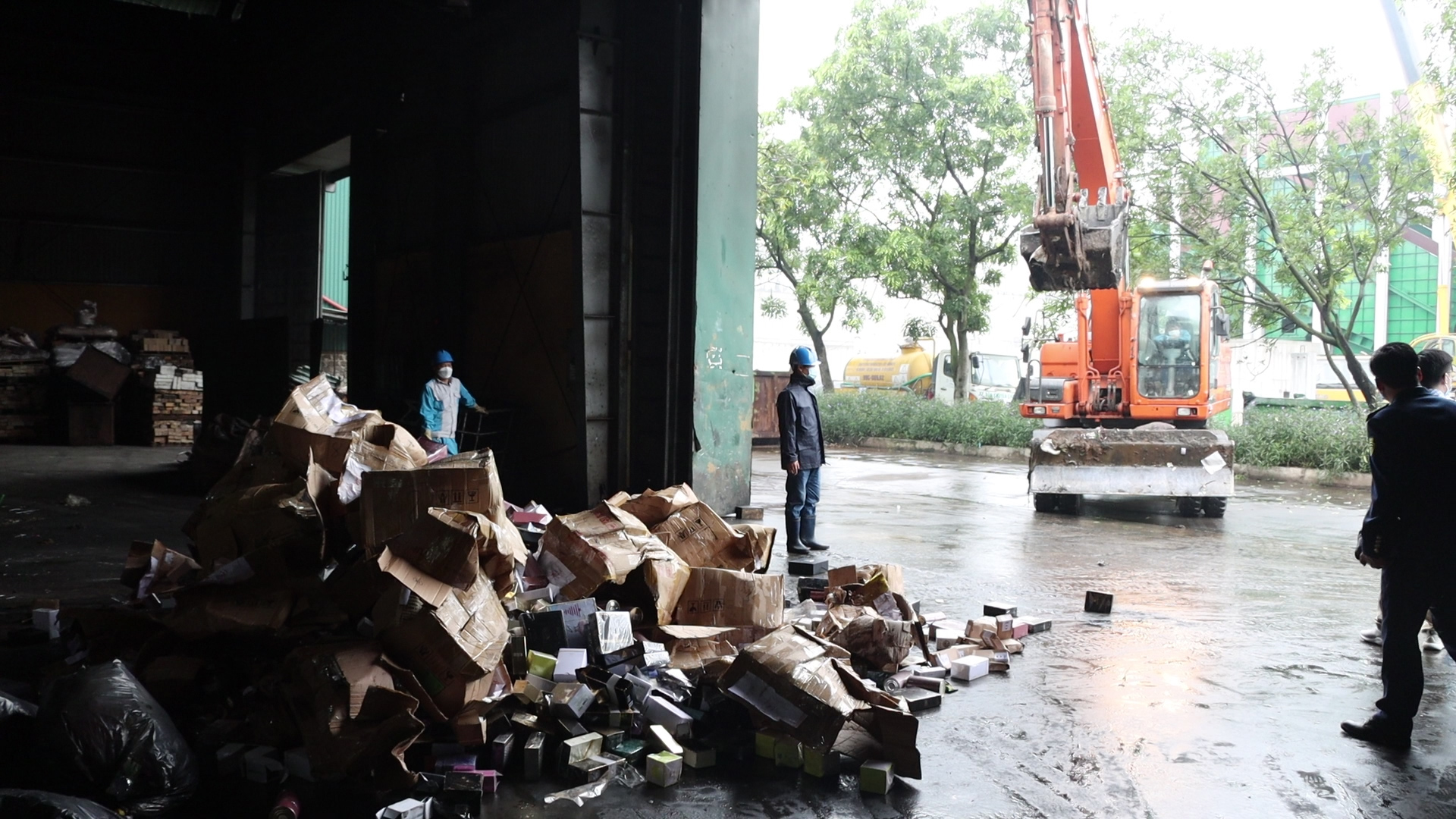 Hà Nội Tiêu hủy hàng nghìn chai nước hoa vi phạm thu giữ tại 91 Hàng Gà