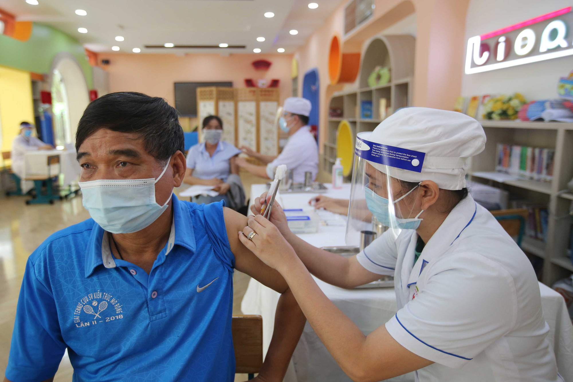 Bộ trưởng Bộ Y tế Tiêm vaccine mũi thứ 3 vào cuối năm nay và đầu năm sau
