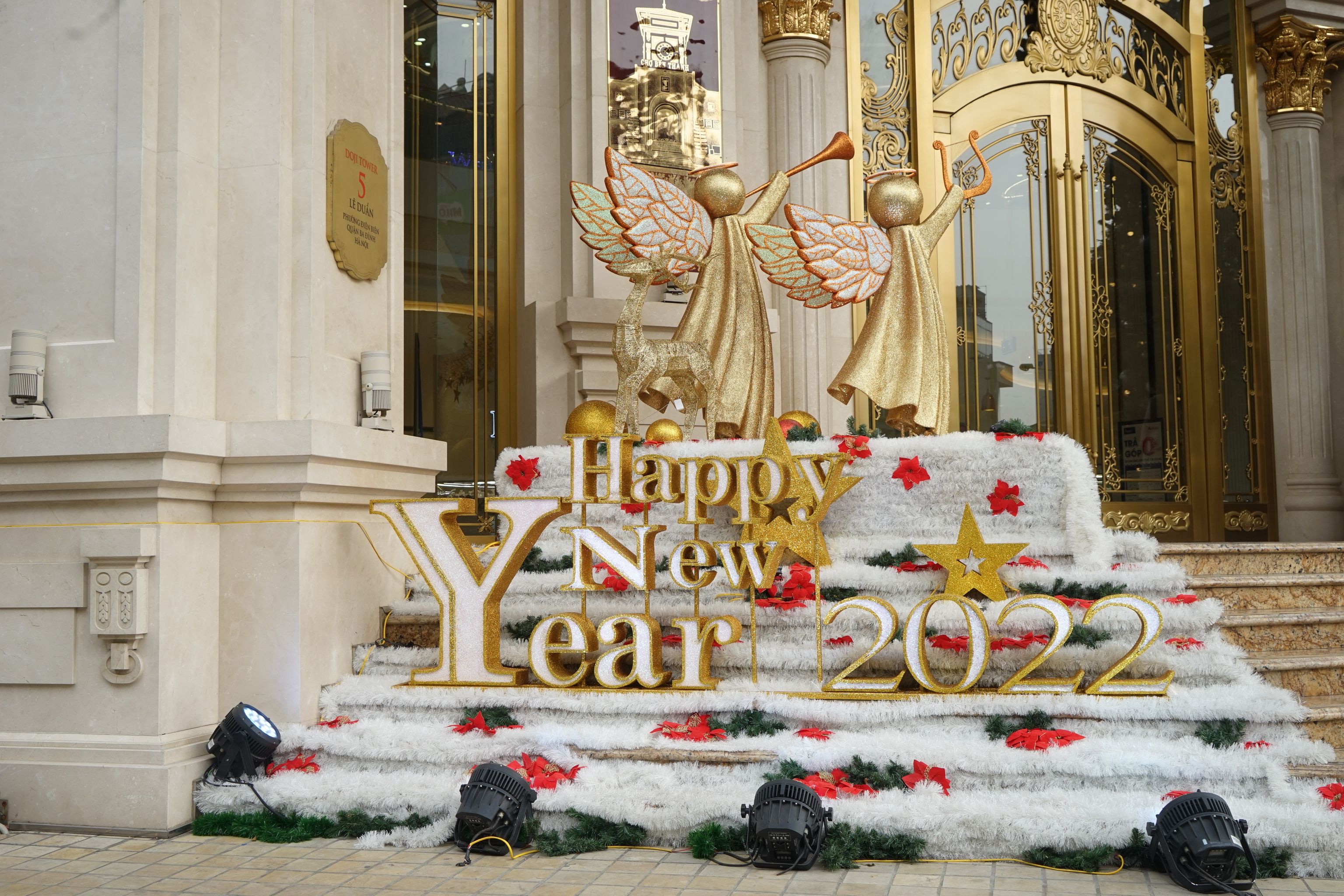 Phố Hà Nội rực rỡ sắc đỏ vàng đón Giáng Sinh