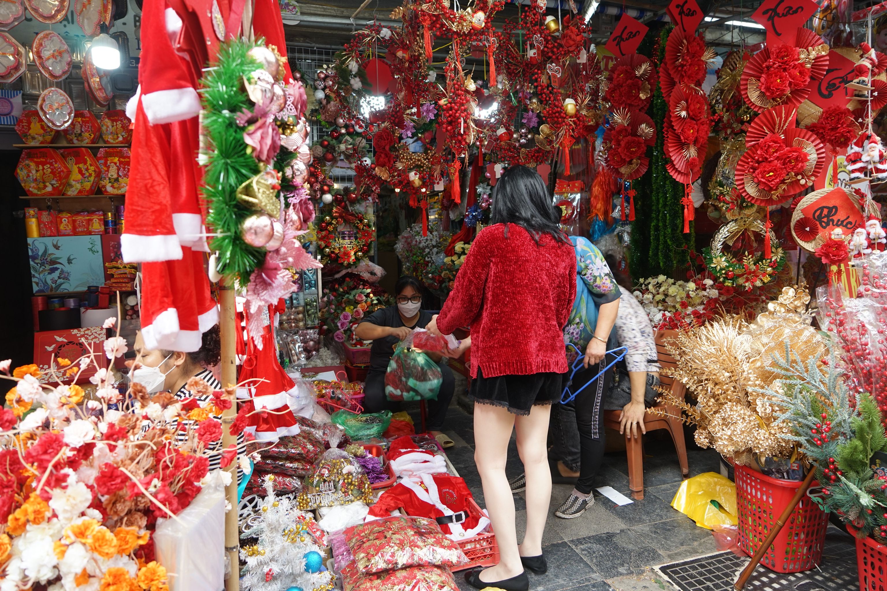 Phố Hà Nội rực rỡ sắc đỏ vàng đón Giáng Sinh