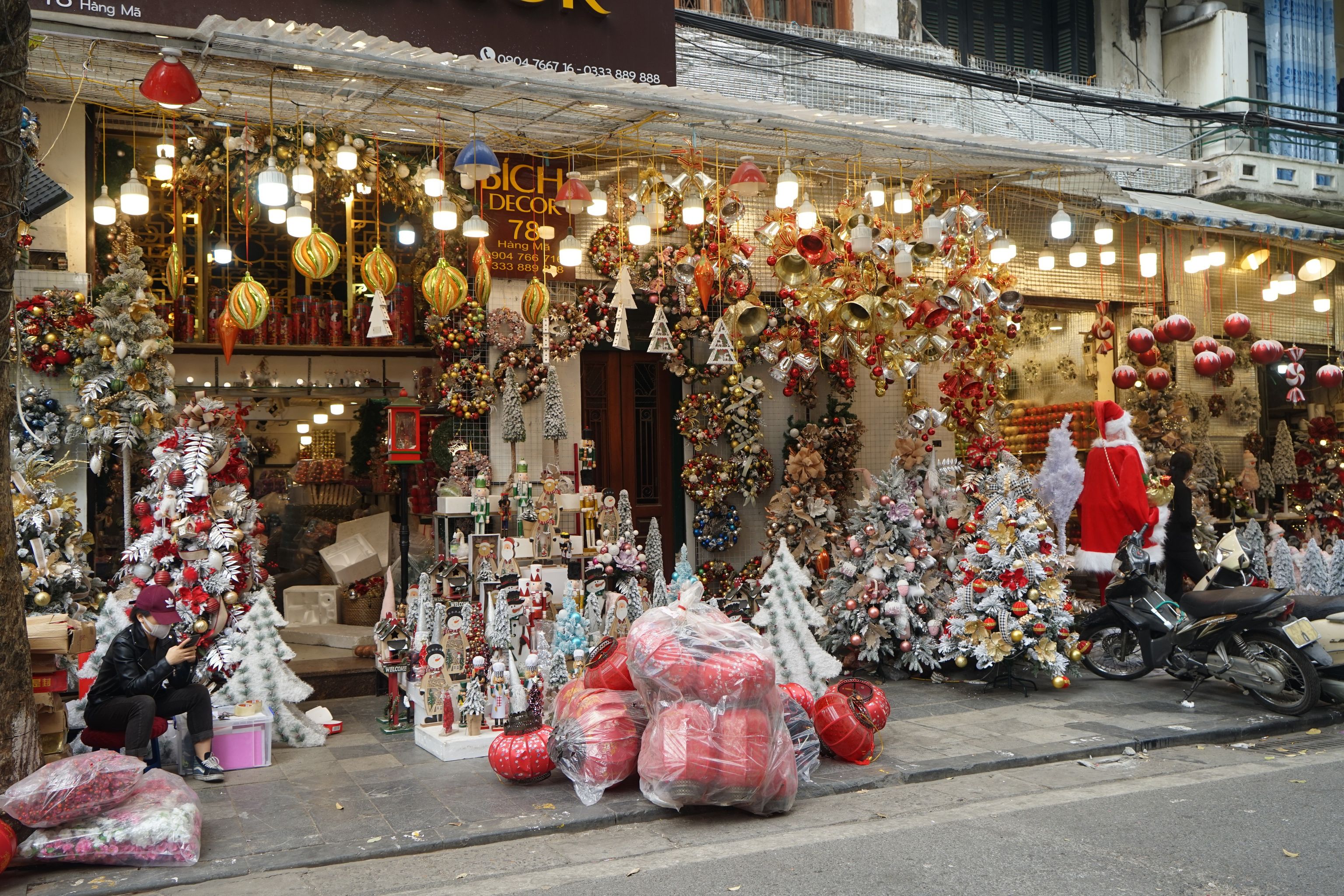 Phố Hà Nội rực rỡ sắc đỏ vàng đón Giáng Sinh