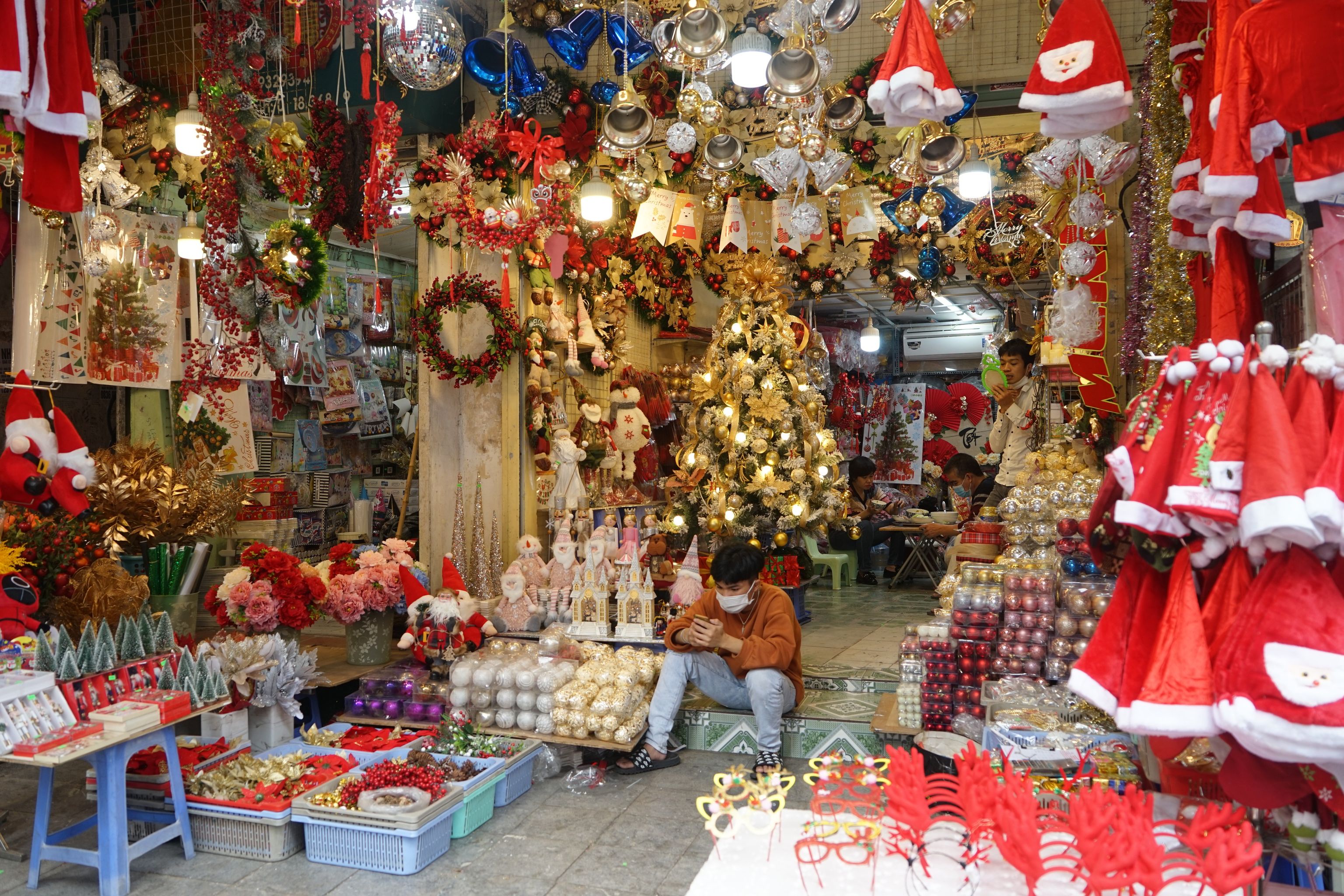 Phố Hà Nội rực rỡ sắc đỏ vàng đón Giáng Sinh