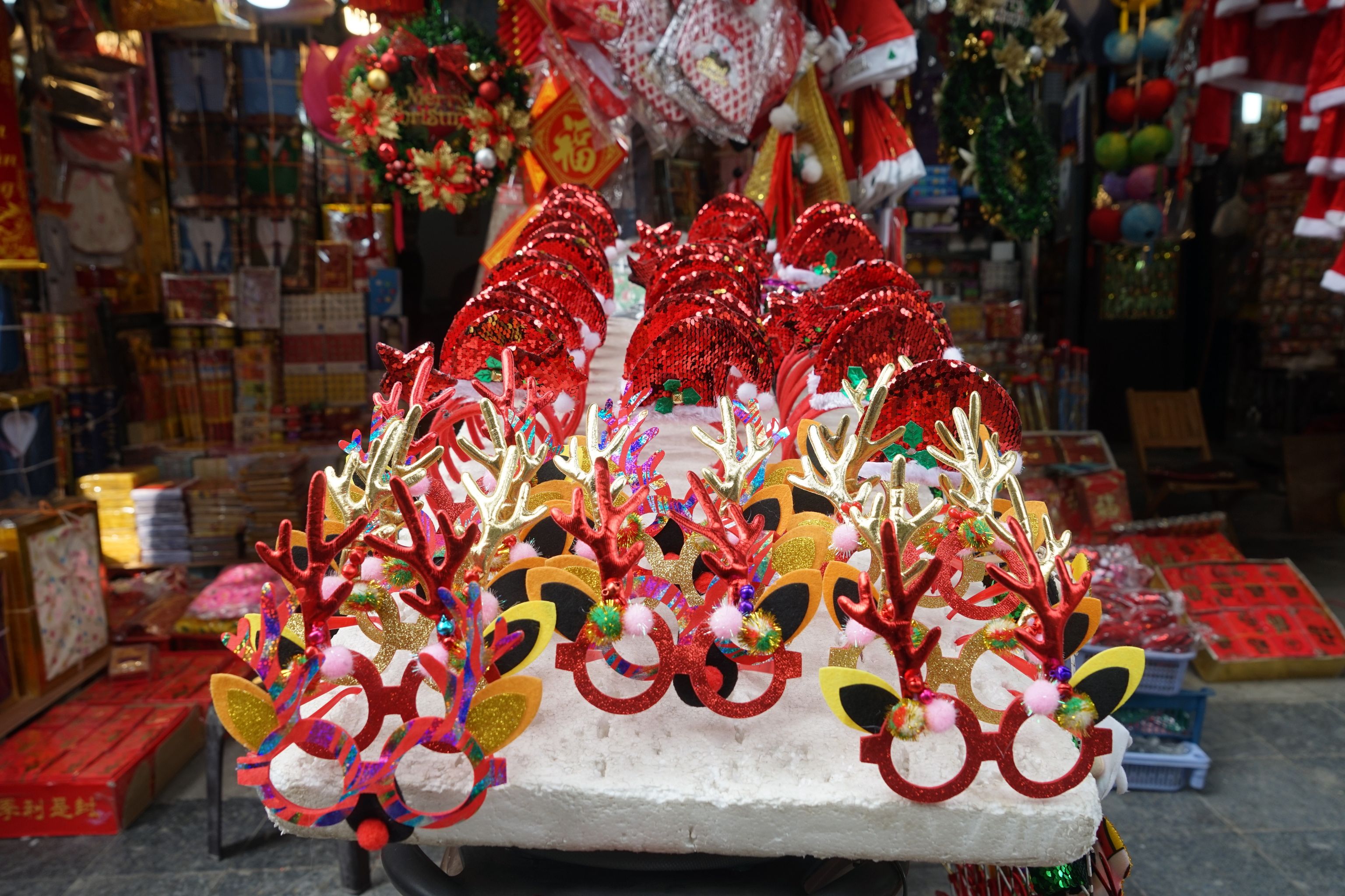 Phố Hà Nội rực rỡ sắc đỏ vàng đón Giáng Sinh