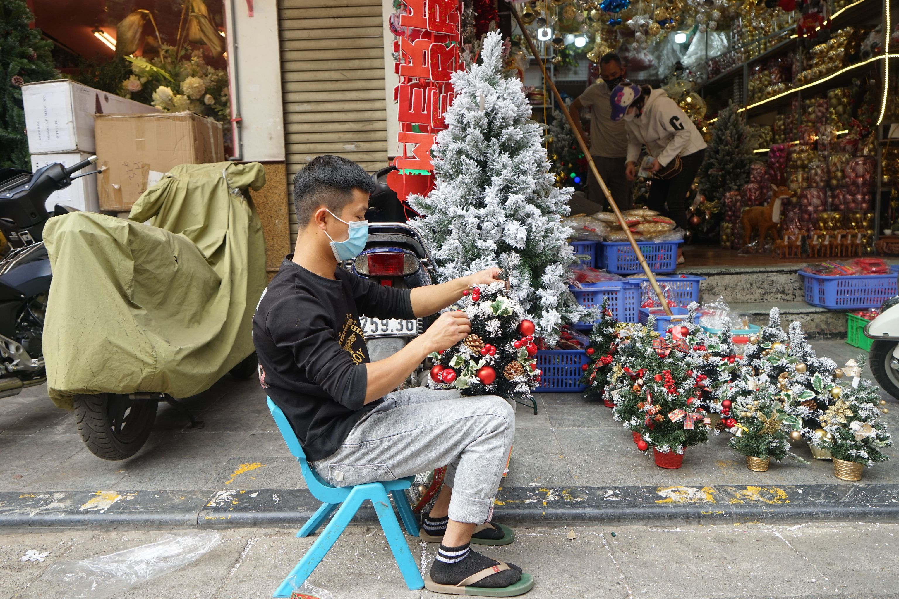 Phố Hà Nội rực rỡ sắc đỏ vàng đón Giáng Sinh