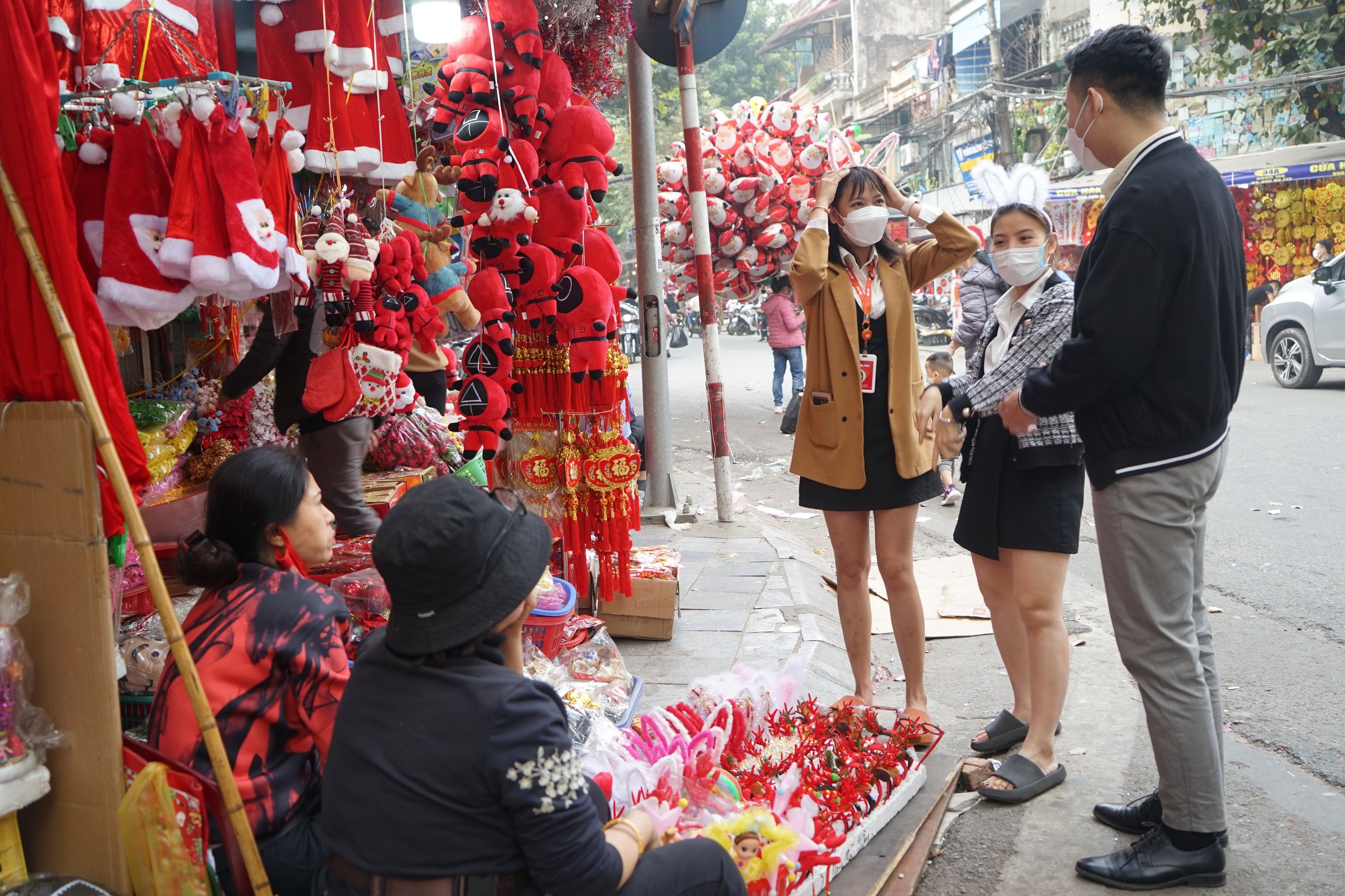 Phố Hà Nội rực rỡ sắc đỏ vàng đón Giáng Sinh