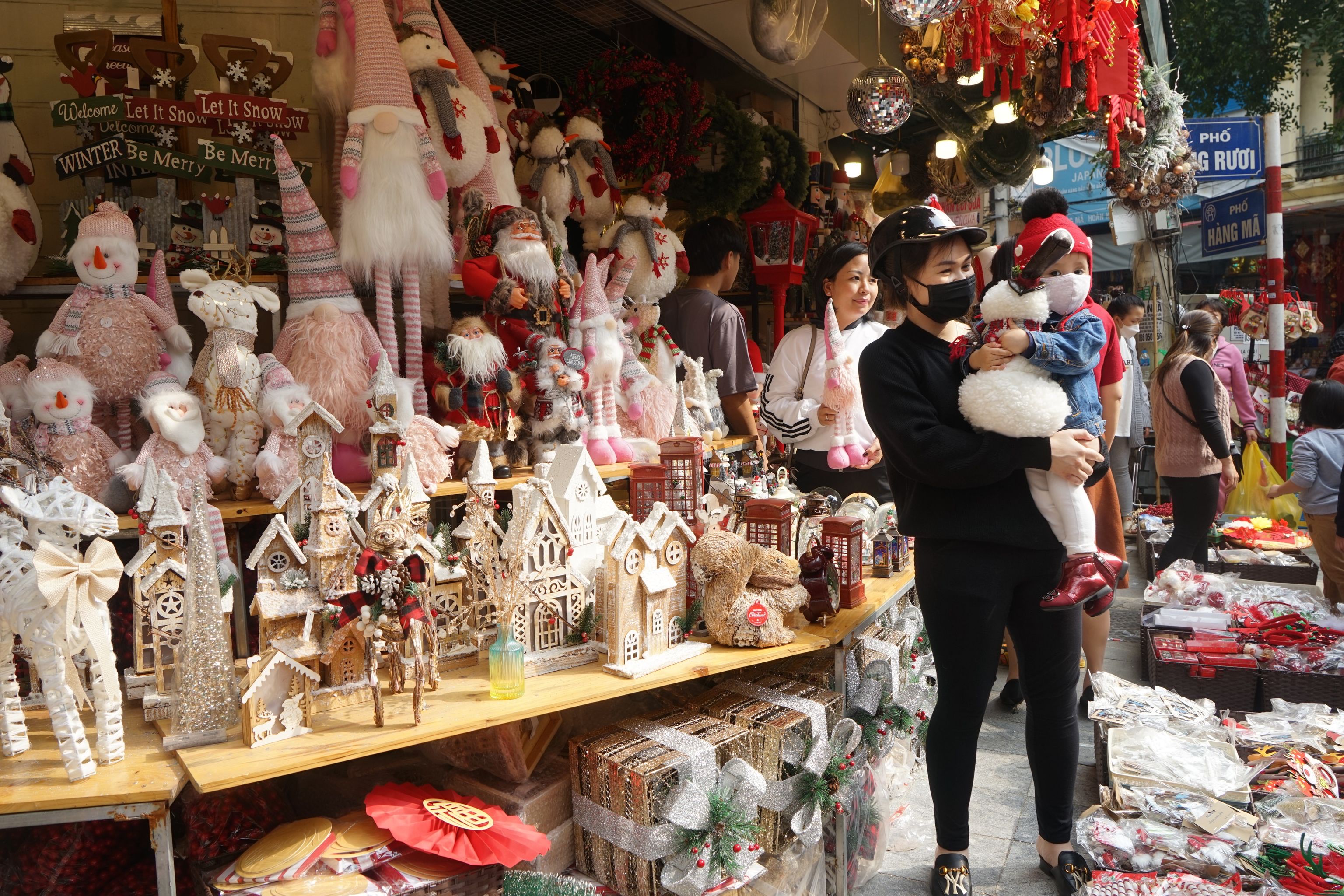 Phố Hà Nội rực rỡ sắc đỏ vàng đón Giáng Sinh