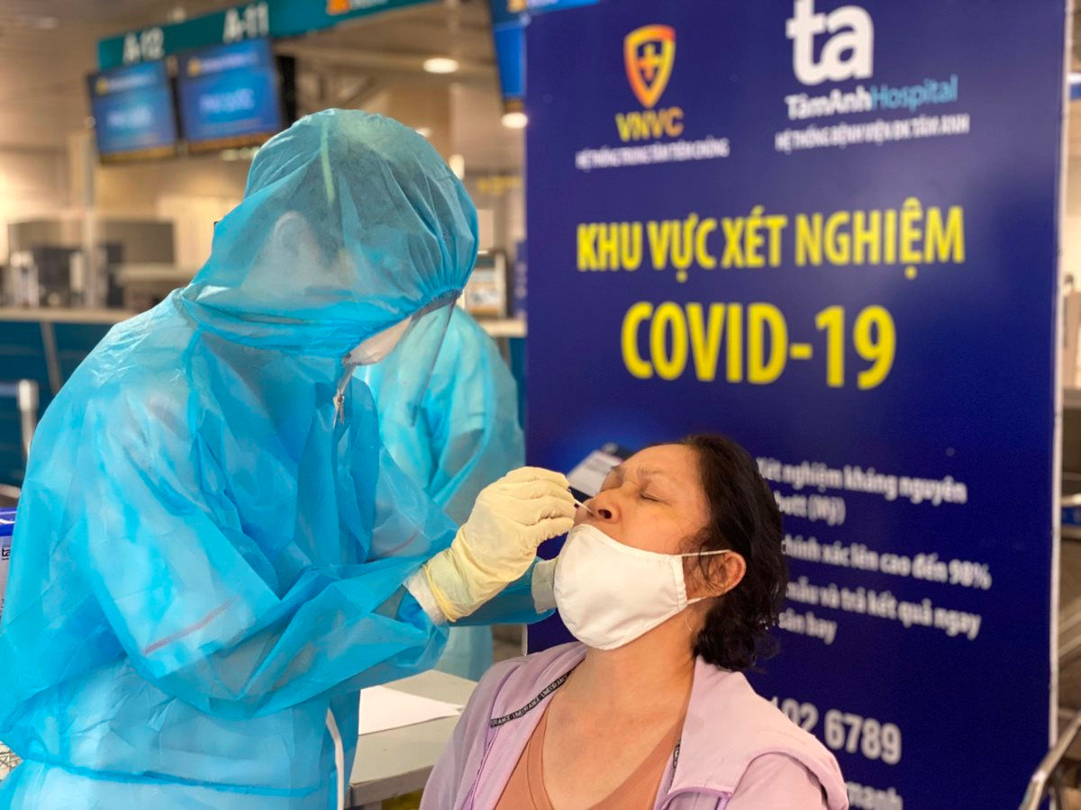 Tính phí test nhanh COVID19 vào vé máy bay với khách nhập cảnh