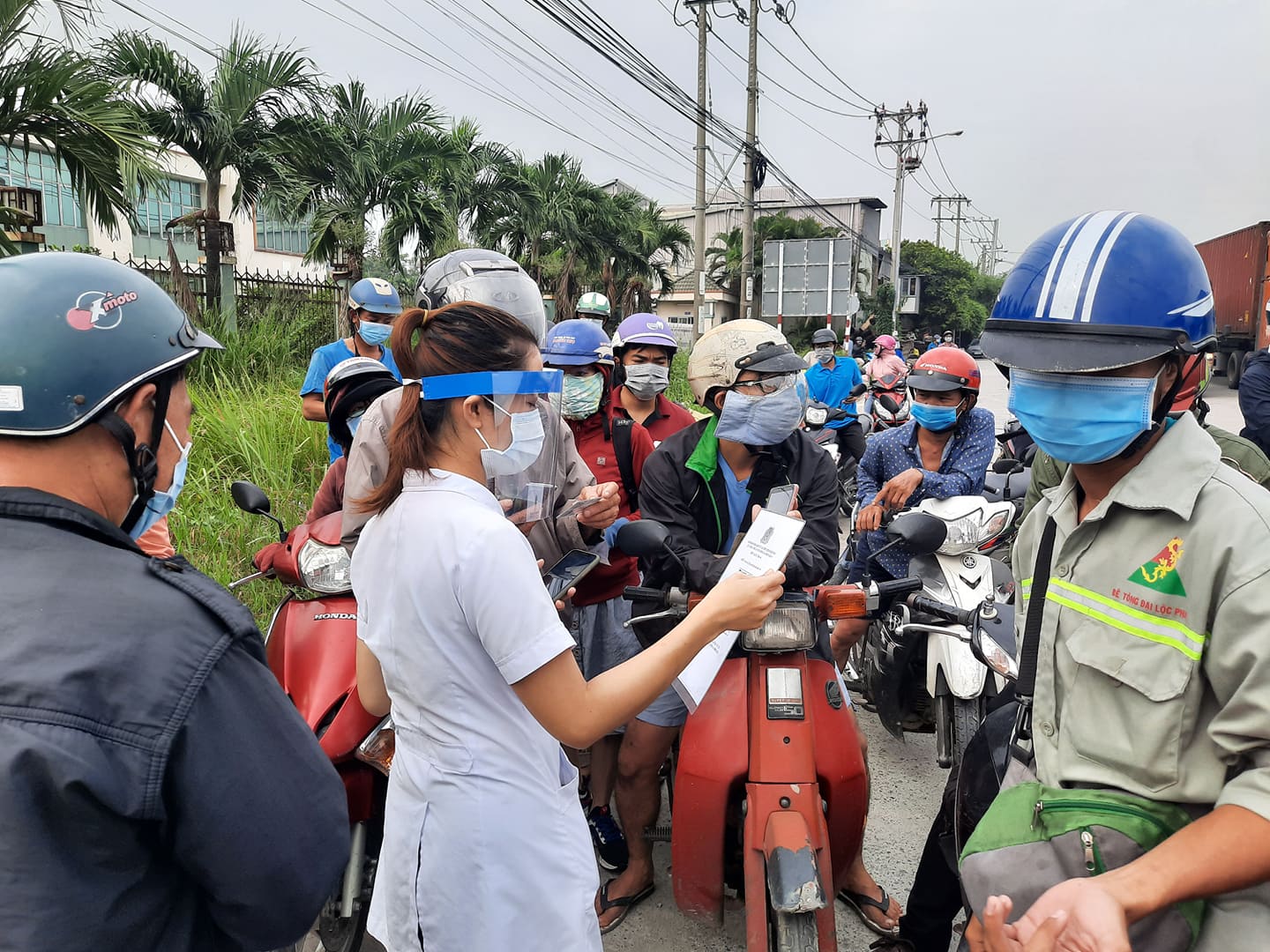 Quảng Ngãi bỏ yêu cầu xét nghiệm RTPCR với người về quê ăn Tết