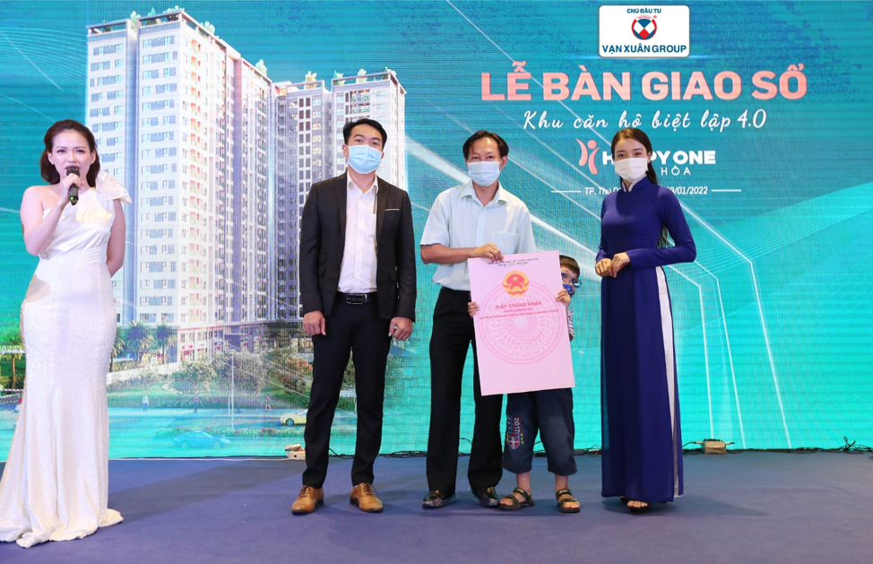 Vạn Xuân Group bàn giao sổ hồng đợt 1 cho cư dân Happy One Phú Hòa