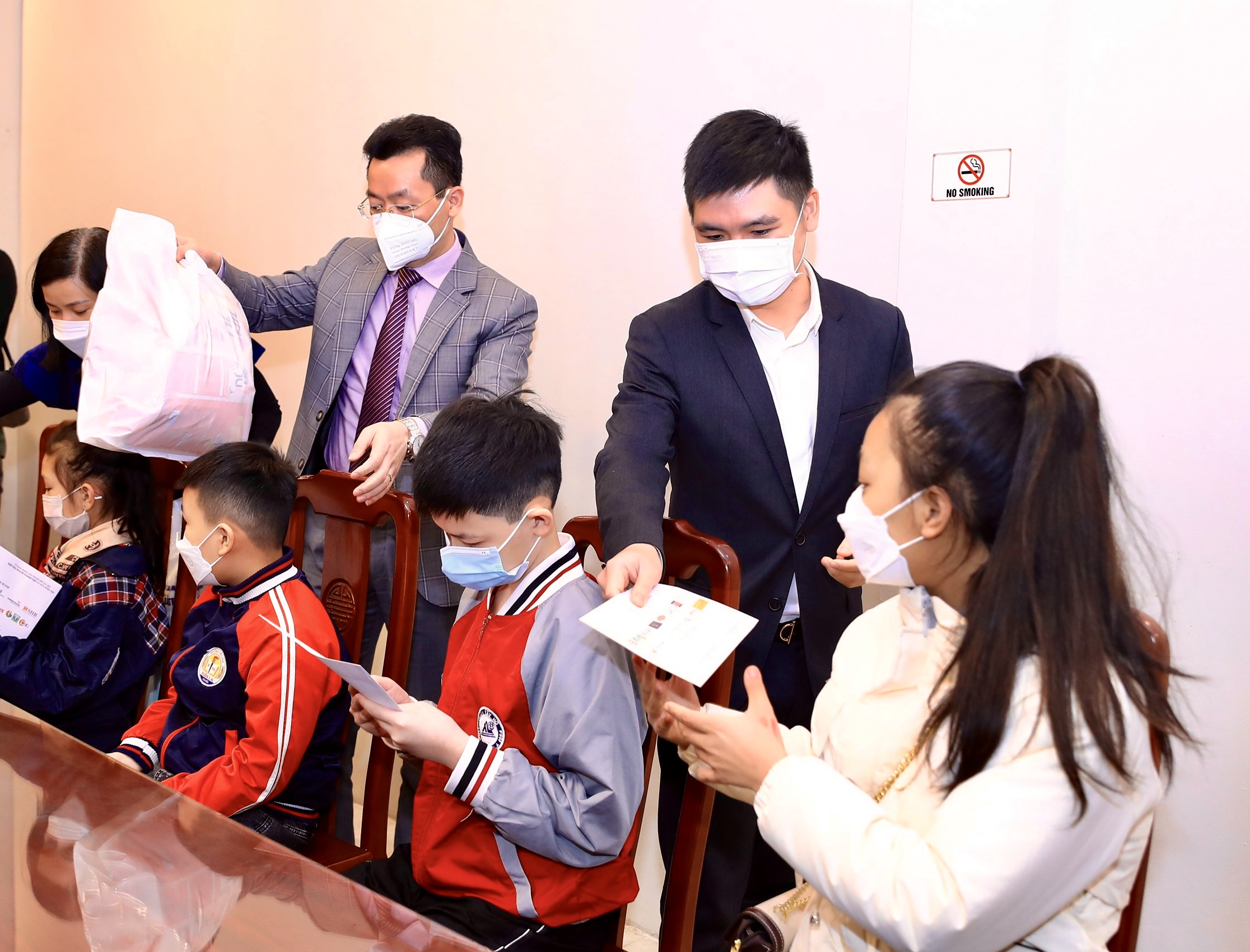 TT Group trao quà cho trẻ em khó khăn tại Hà Nội