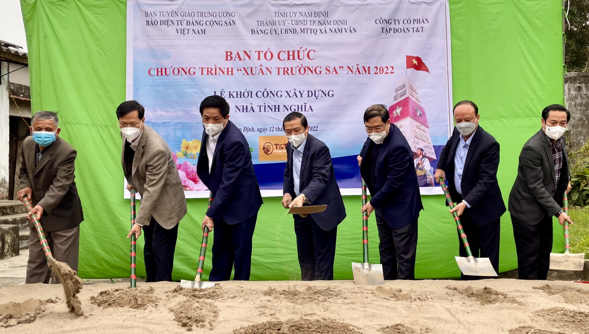 TT Group trao quà cho trẻ em khó khăn tại Hà Nội
