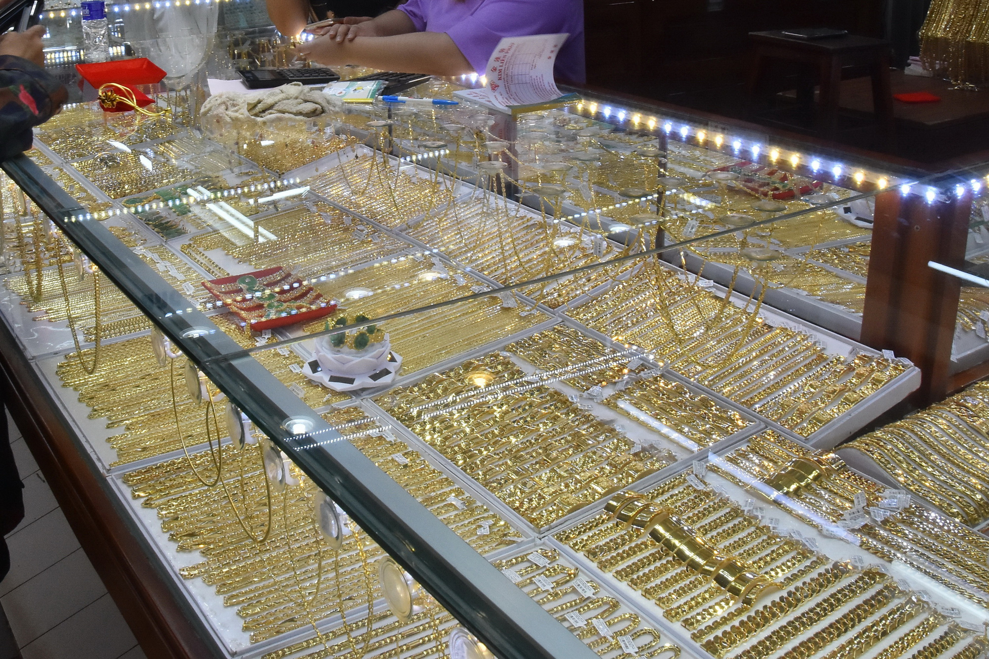 Giá vàng hôm nay 161 Thị trường thuận lợi đẩy giá vàng đi lên