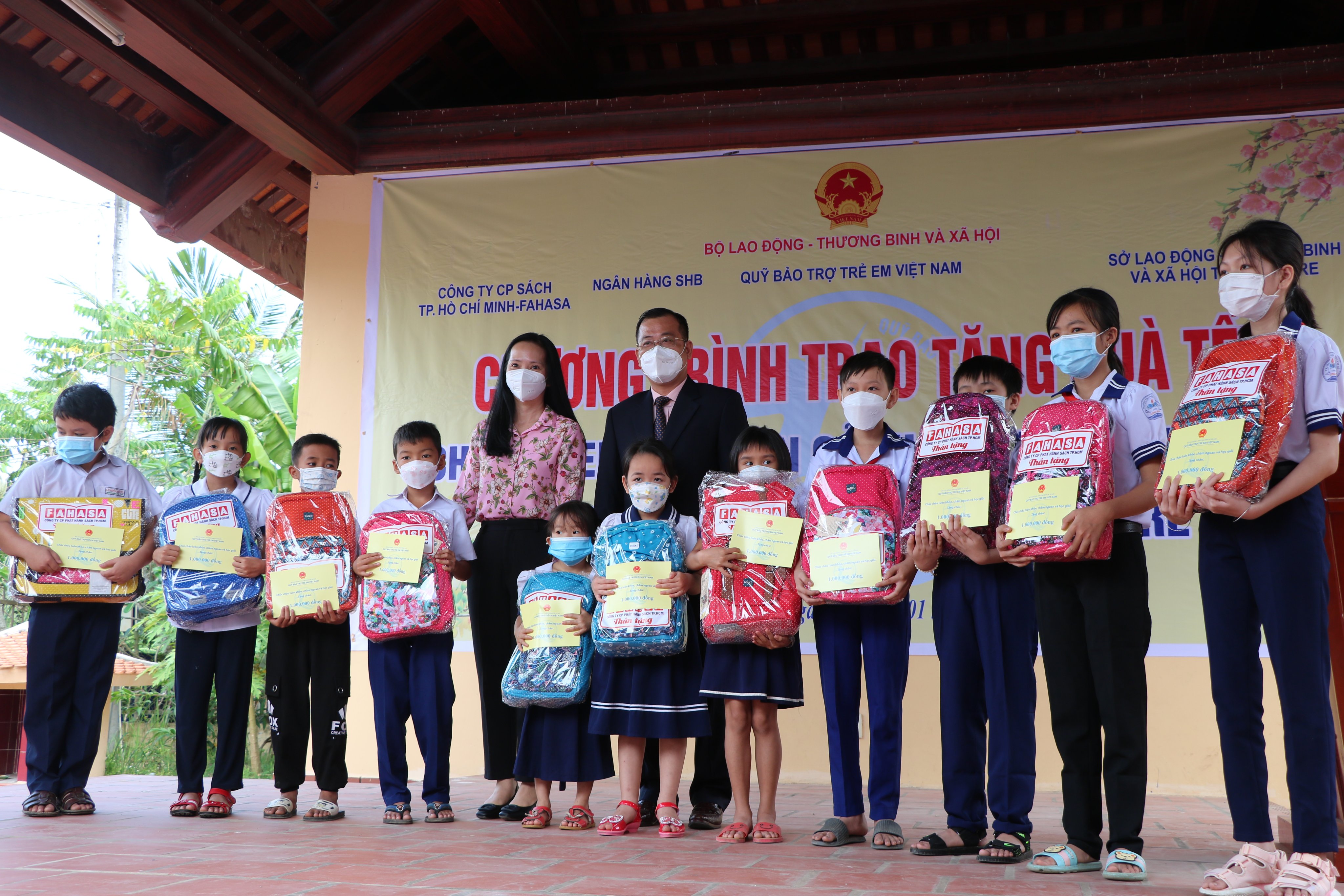 SHB hỗ trợ hộ nghèo gia đình chính sách khó khăn và trẻ em có hoàn cảnh đặc biệt tại tỉnh Bến Tre