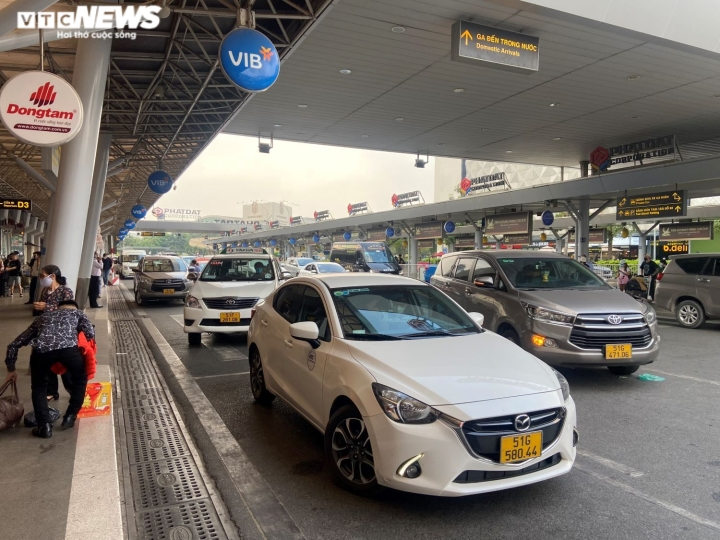 Chùm ảnh Hành khách ngồi nằm la liệt tại sân bay Tân Sơn Nhất vì bị delay