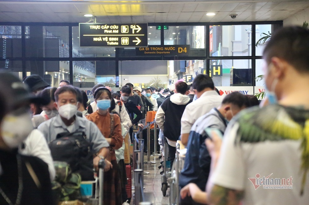 Chùm ảnh Hành khách ngồi nằm la liệt tại sân bay Tân Sơn Nhất vì bị delay