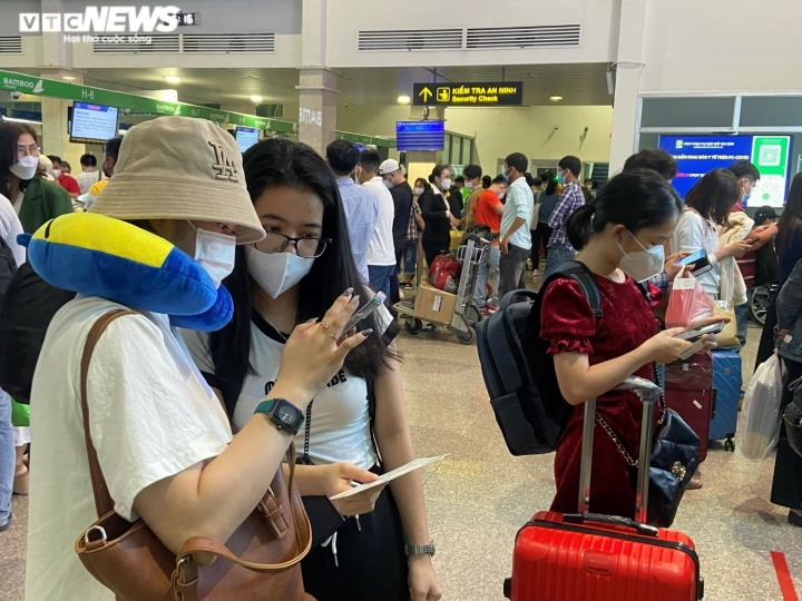 Chùm ảnh Hành khách ngồi nằm la liệt tại sân bay Tân Sơn Nhất vì bị delay