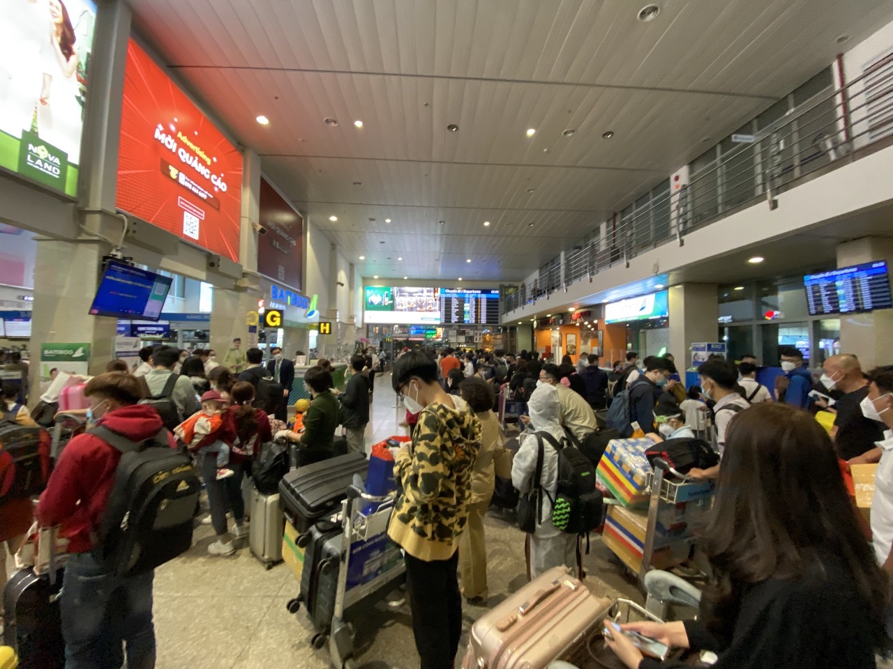 Chùm ảnh Hành khách ngồi nằm la liệt tại sân bay Tân Sơn Nhất vì bị delay