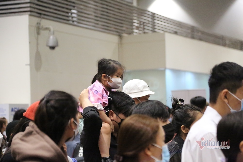 Chùm ảnh Hành khách ngồi nằm la liệt tại sân bay Tân Sơn Nhất vì bị delay