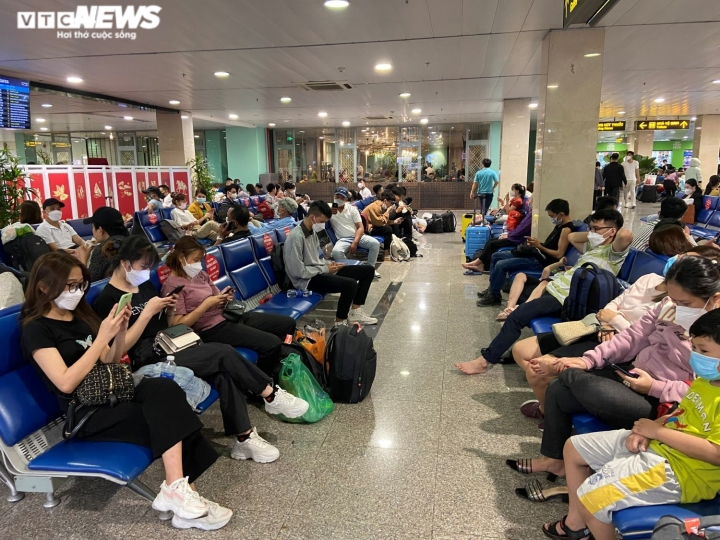 Chùm ảnh Hành khách ngồi nằm la liệt tại sân bay Tân Sơn Nhất vì bị delay