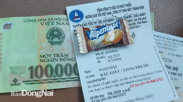 VEC E thối tiền thừa qua trạm thu phí bằng kẹo cho khách hàng