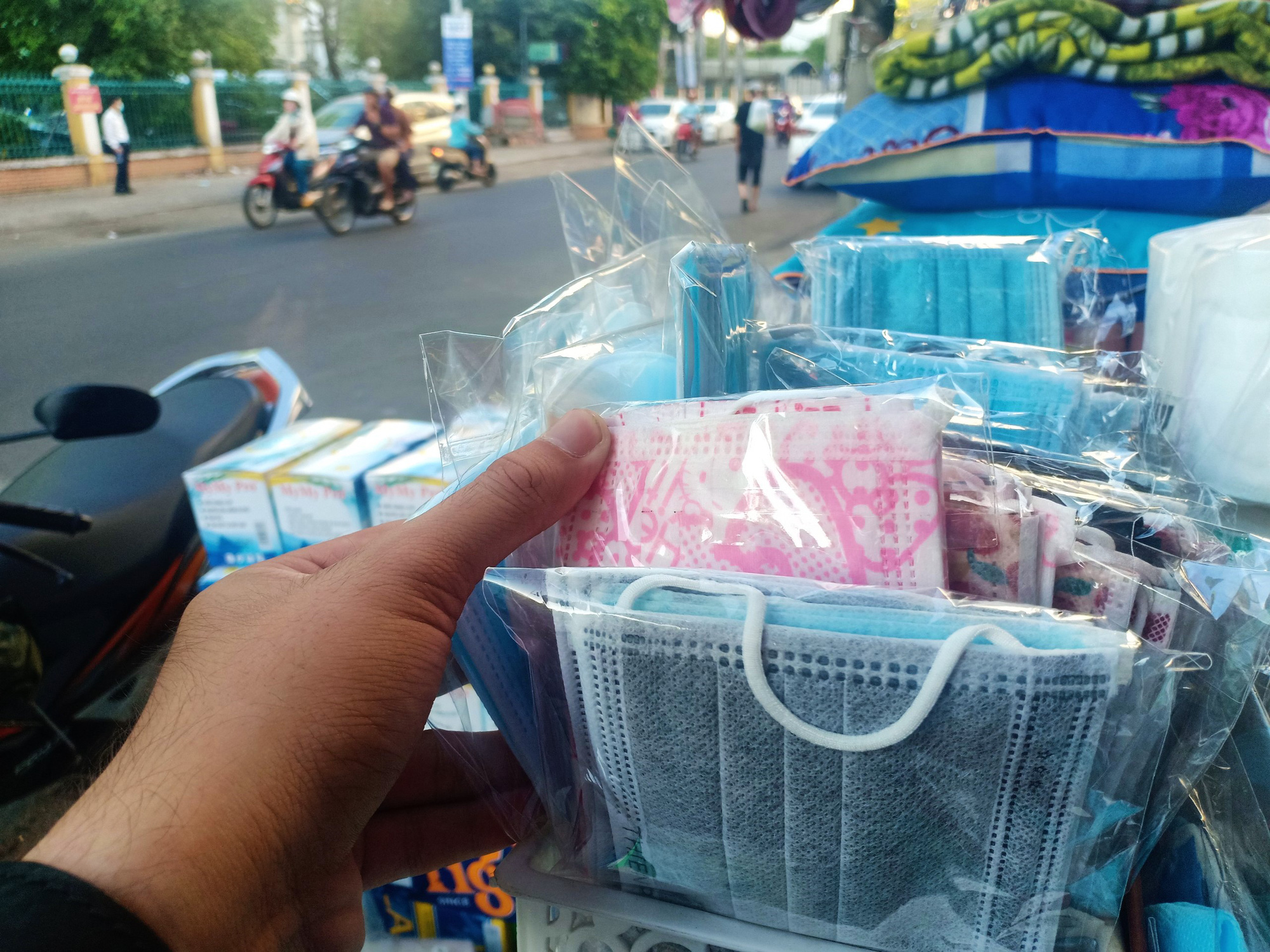 Từ 1532022 tạm ngừng kinh doanh tạm nhập tái xuất khẩu trang y tế