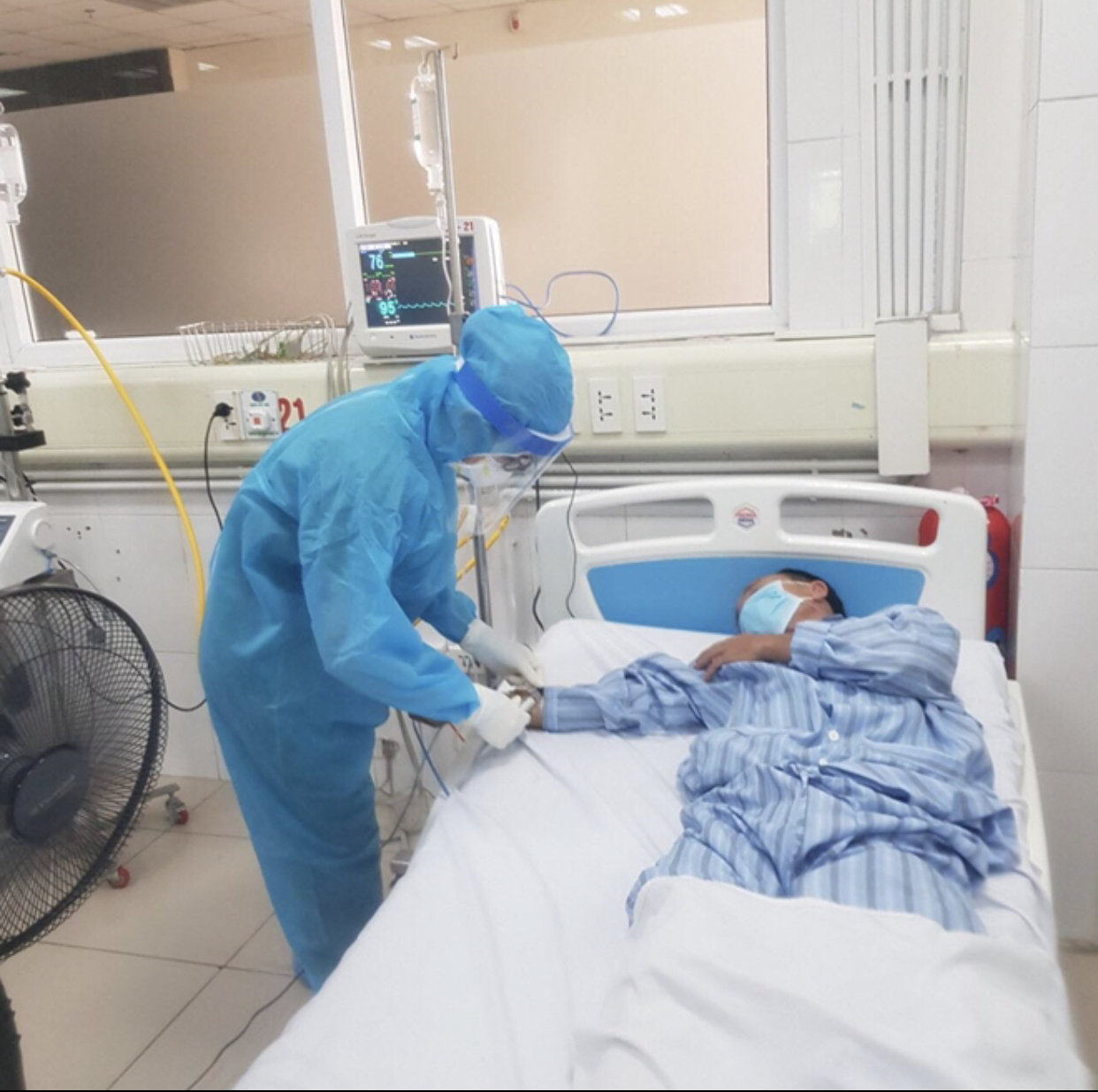 Sáng 152 chỉ còn 369 bệnh nhân năng đang thở máy và ECMO
