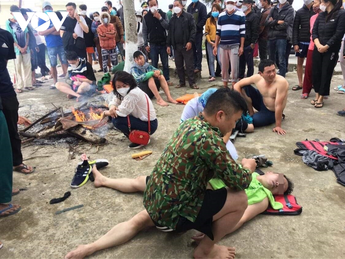 Quảng Nam Một ca nô chở nhiều du khách tham quan bị lật ở vùng biển Cửa Đại