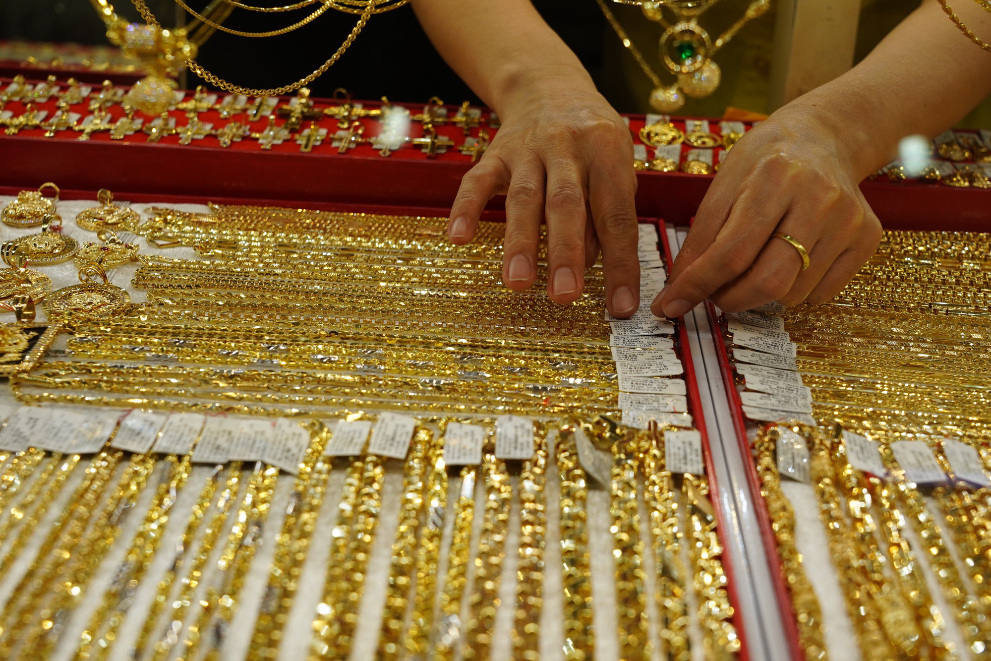 Giá vàng hôm nay 23 Nhà đầu tư tìm kiếm tài sản an toàn vàng tăng chóng mặt