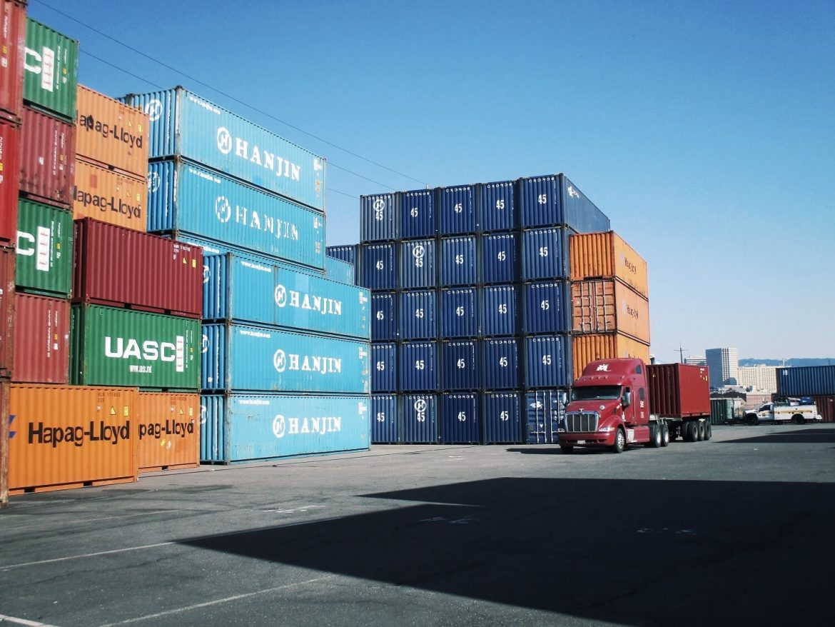 Giá dầu thô tăng cao và mối lo chi phí logistics