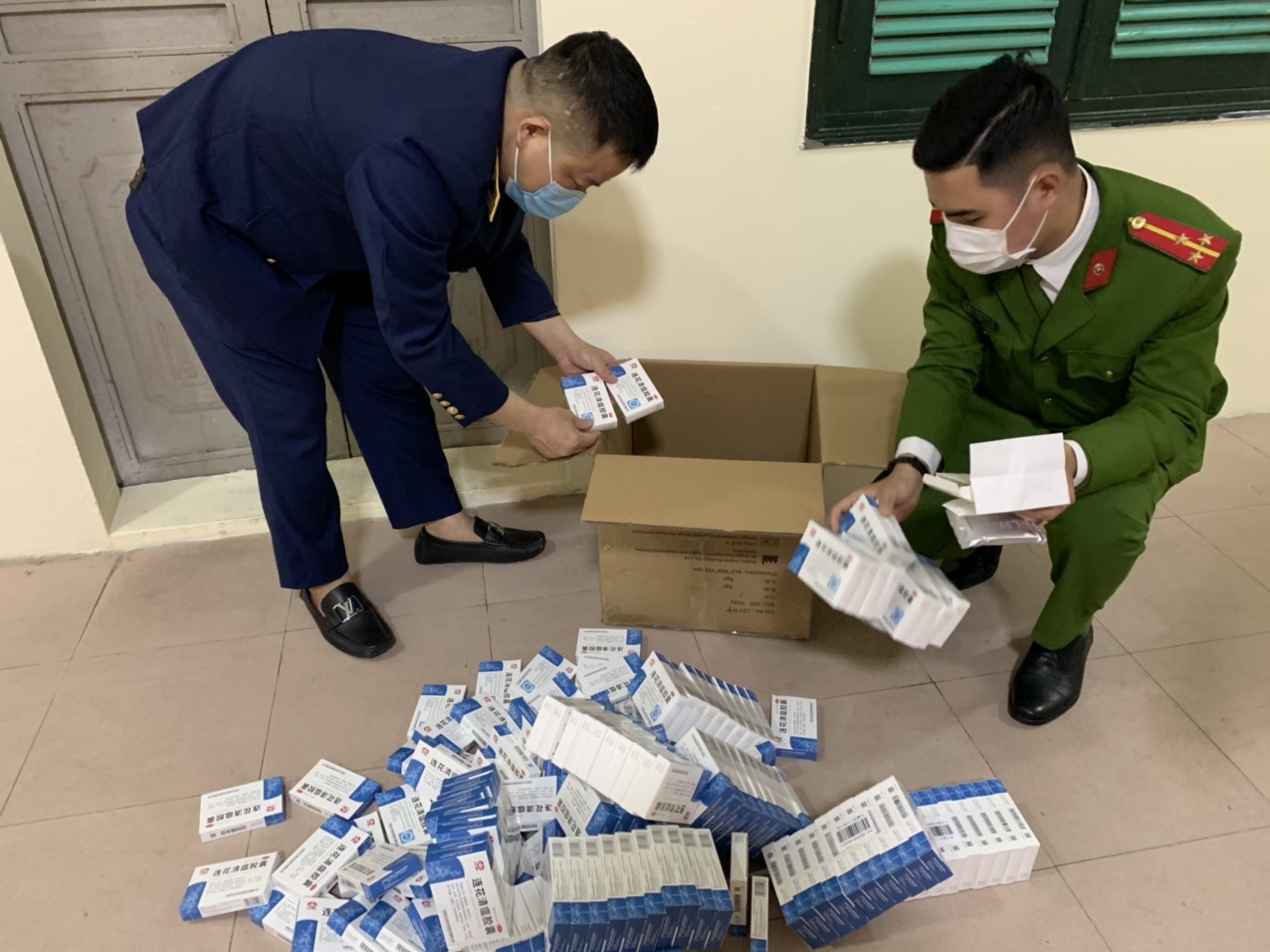 Thu giữ lượng lớn thuốc điều trị Covid19 kit test nhập lậu