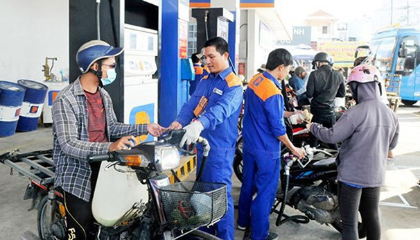 VCCI đề xuất giảm 2000 đồng thuế môi trườnglít xăng