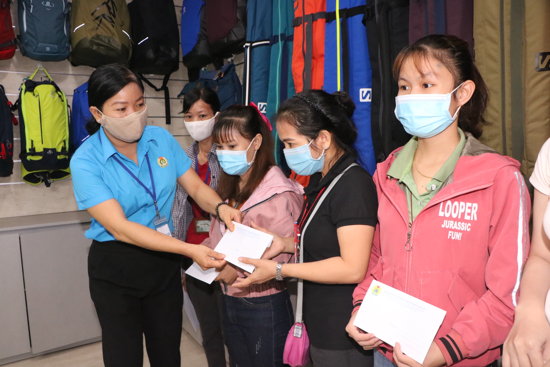 TPHCM yêu cầu Giám đốc Sở LĐTBXH công khai việc sử dụng tiền hỗ trợ chống dịch