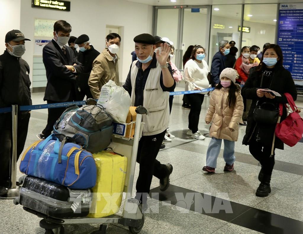 Chuyến bay đưa 300 người Việt sơ tán khỏi Ukraine hạ cánh an toàn tại sân bay Nội Bài