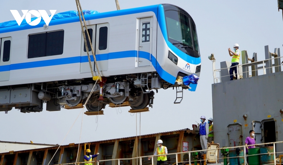 Thêm 2 đoàn tàu của metro số 1 cập cảng Khánh Hội
