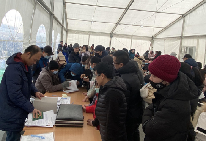 Ảnh Chuyến bay thứ 2 từ Romania đưa 291 bà con người Việt sơ tán khỏi Ukraine về nước