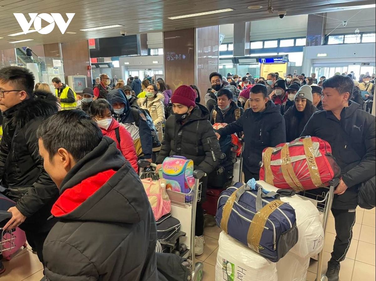 Ảnh Chuyến bay thứ 2 từ Romania đưa 291 bà con người Việt sơ tán khỏi Ukraine về nước