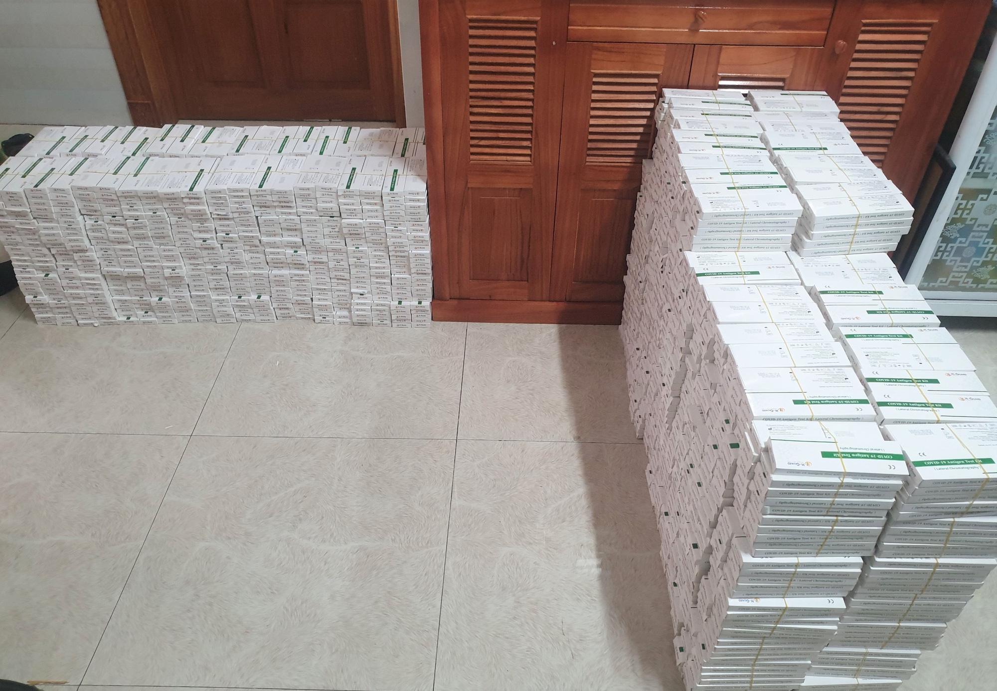 Phát hiện 2500 bộ kit test nhanh ngoại nhập không rõ nguồn gốc